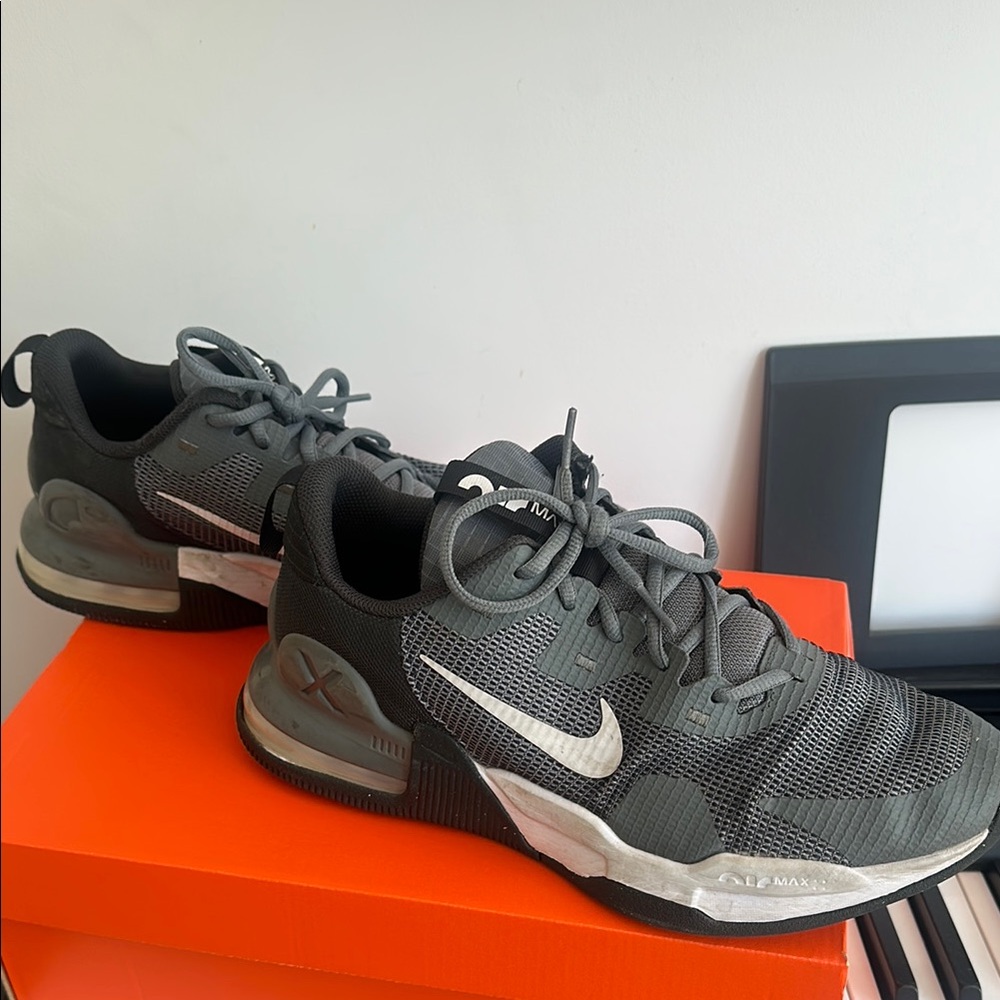 🤍🩶🖤 Nike Air Max Alpha Trainer 5 Mens Sportswear Shoes Gray Size 8.5 🖤🩶🤍